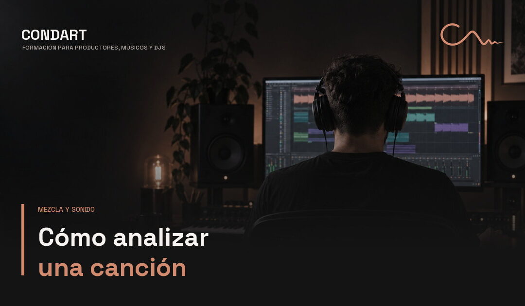 Productor de espaldas analizando una canción en su estudio con monitores y auriculares