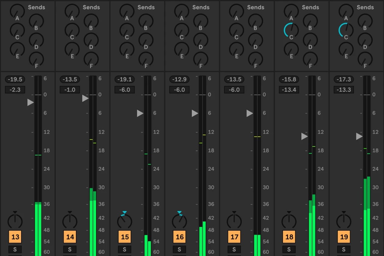Mezclador de Ableton Live con faders, medidores y envíos de varias pistas