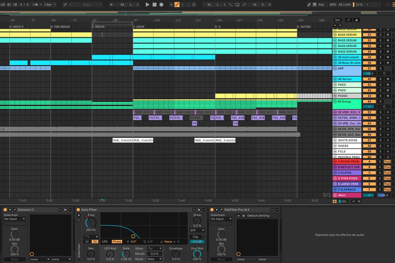 Proyecto real de Ableton Live con la vista de arreglos, pistas de colores y la cadena de efectos