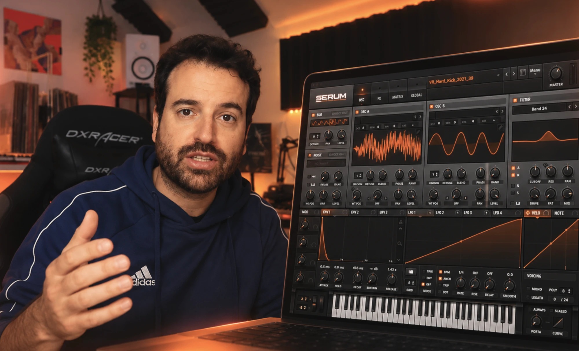 Curso de Kicks Hardstyle y Hardcore Vicente Roca explicando cómo diseñar un Kick Hardstyle, con Serum abierto en el portátil