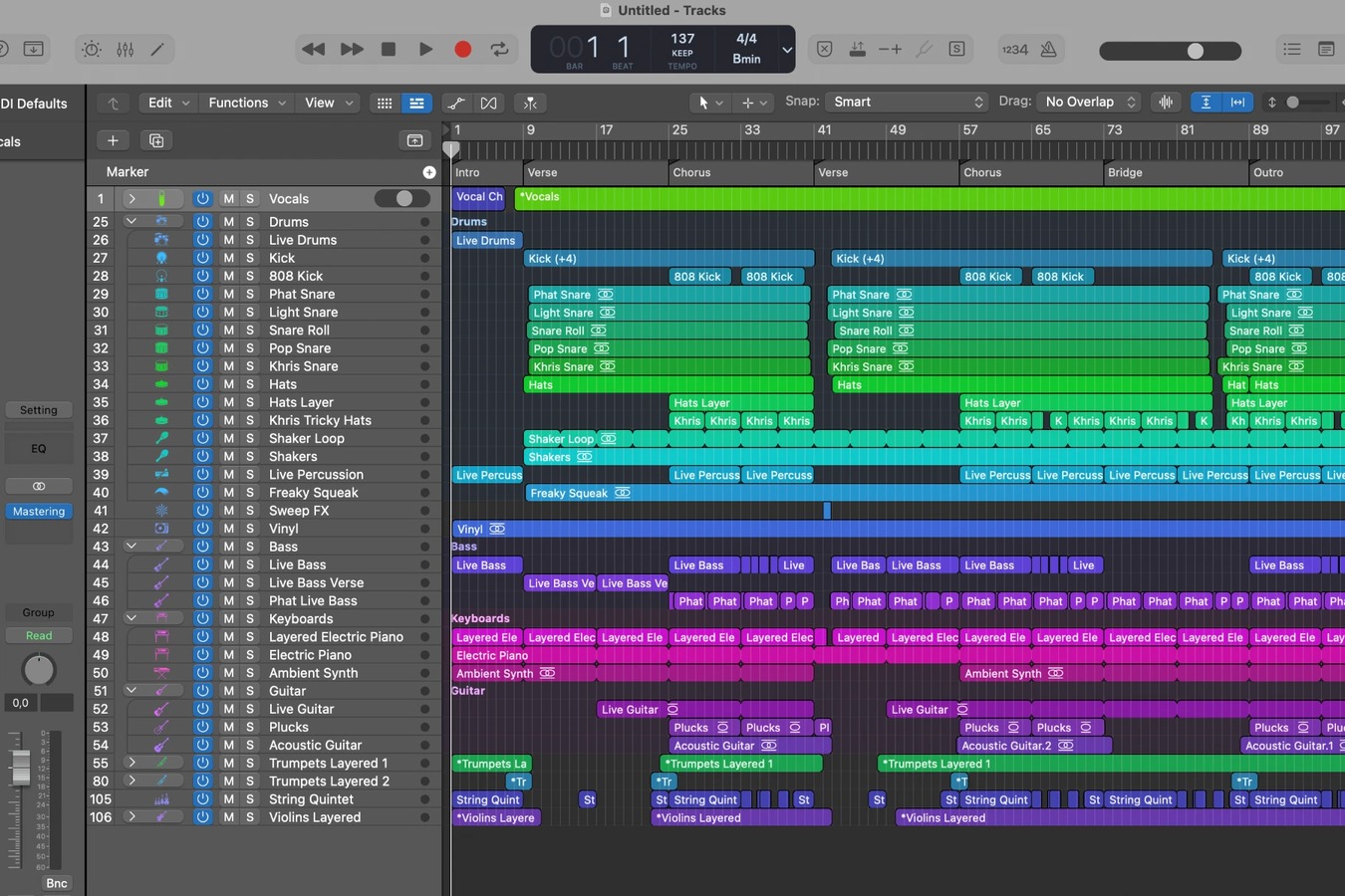 Proyecto de una canción en Logic Pro con las pistas de batería, bajos, teclados, guitarras, cuerdas y voces organizadas por secciones