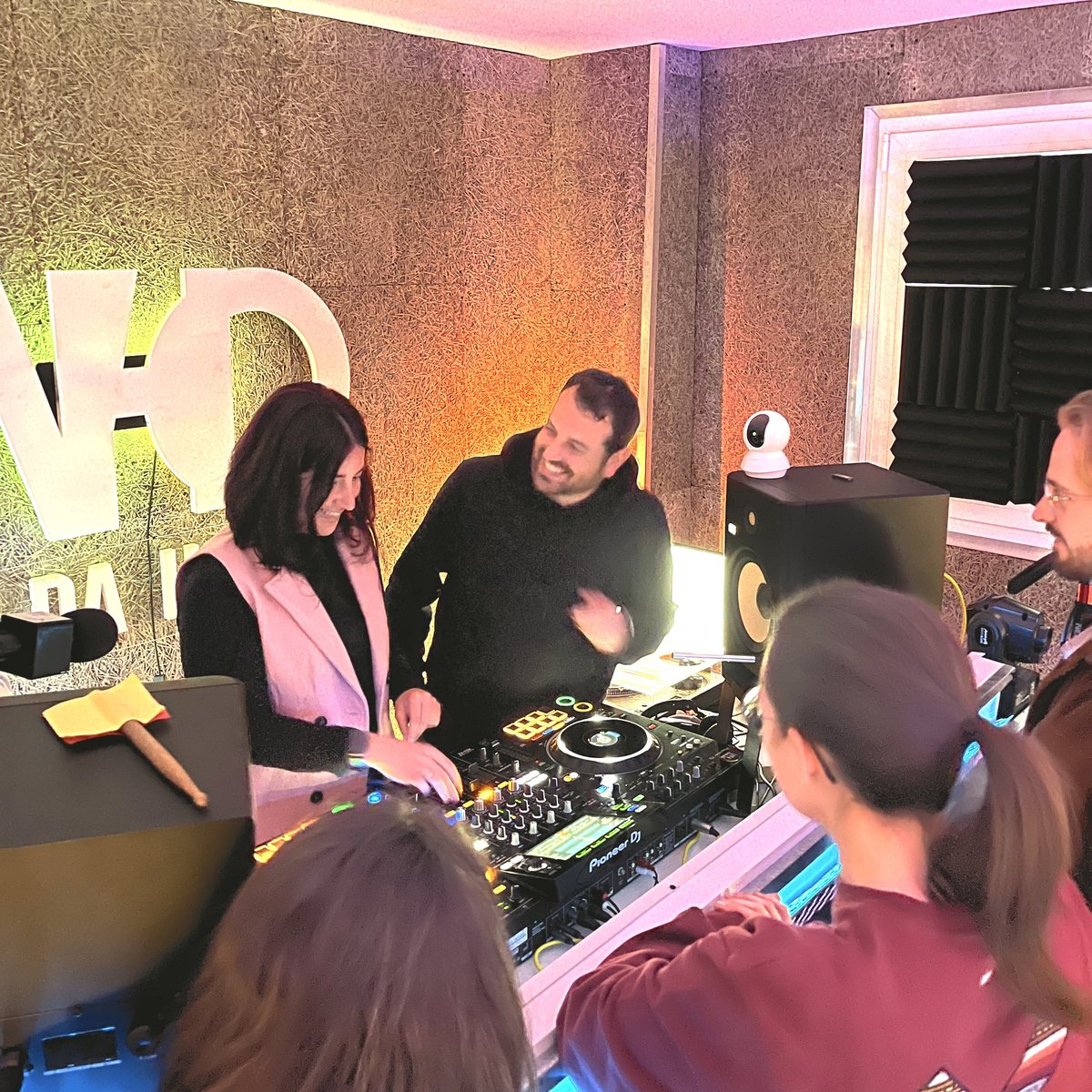 Vicente Roca con una alumna ante unos reproductores de DJ en una academia dedicada al mundo DJ