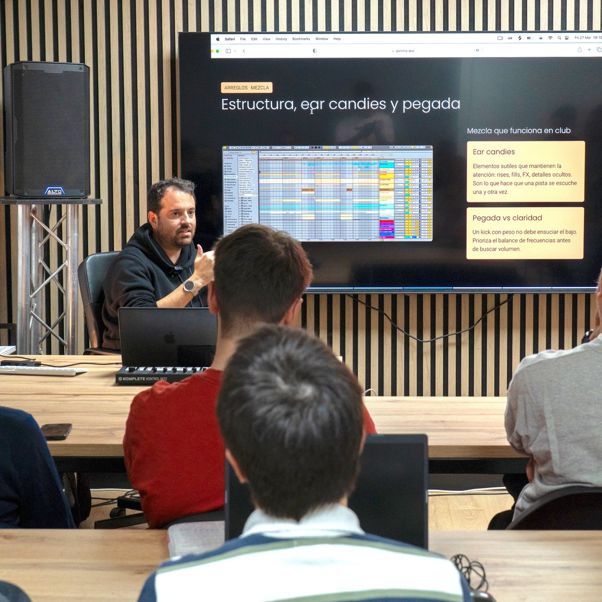 Vicente Roca impartiendo una masterclass presencial en una academia de producción musical