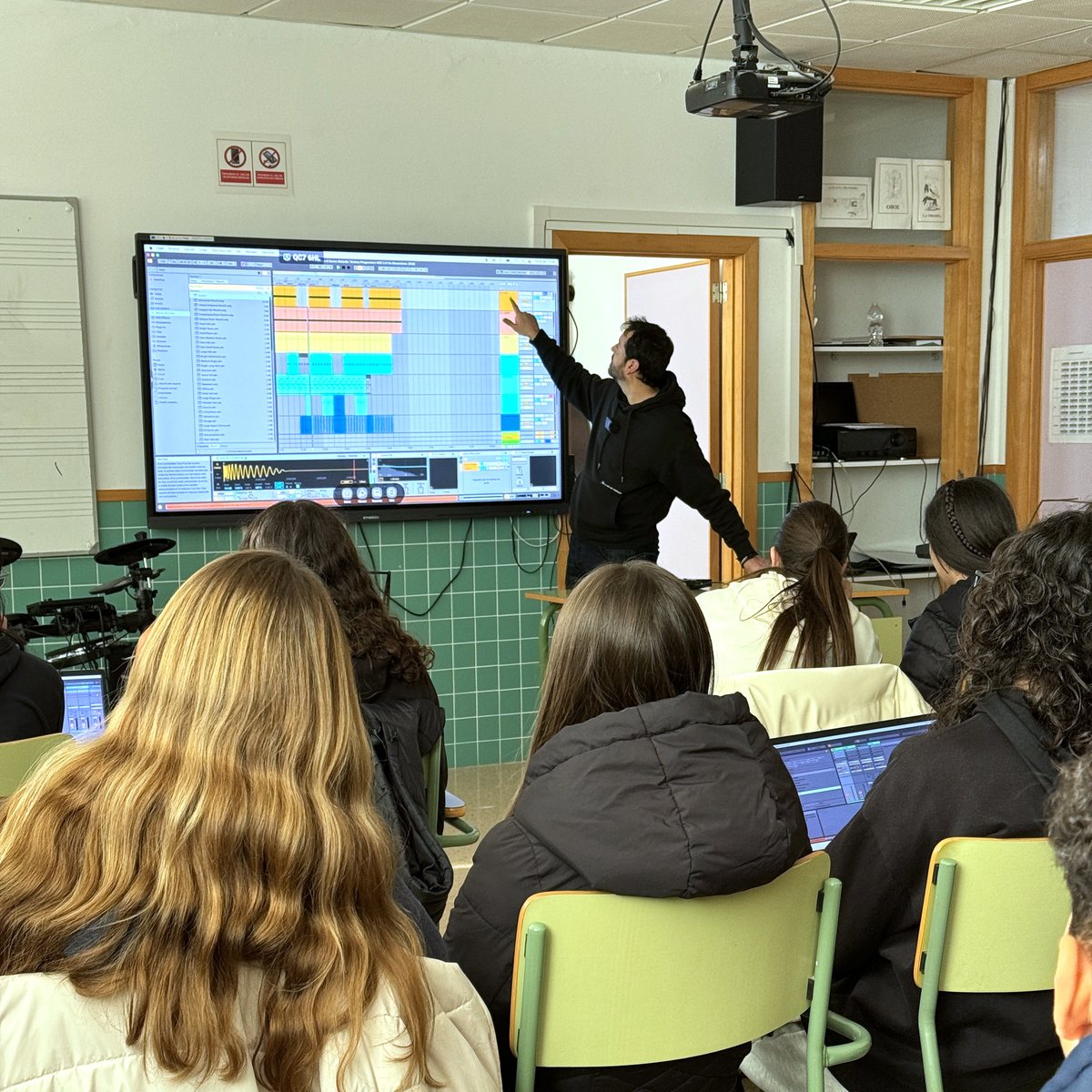 Vicente Roca explicando producción musical en el aula de un instituto