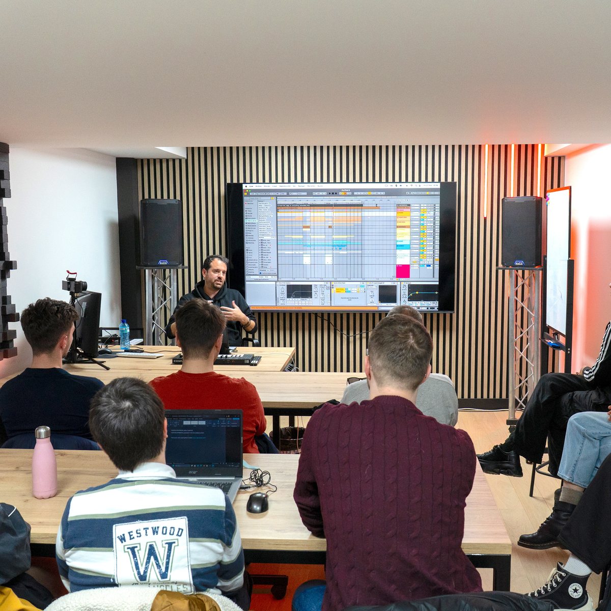 Masterclass presencial de producción musical de Vicente Roca ante un grupo de alumnos
